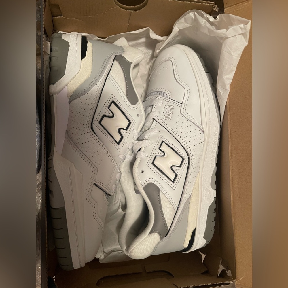 Brand new New Balance 550 salt grey
Size 7.5 men's/9 women's